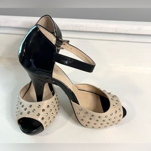 Rock & Republic tan and black patent leather open toe ankle strap heels Size 10